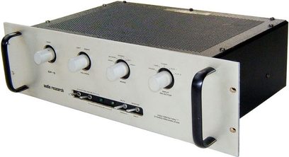 Audio Research SP6B opgraderet forstærker, børstet grå metalkabinet, forkromede knapper, sort gitter, retro look