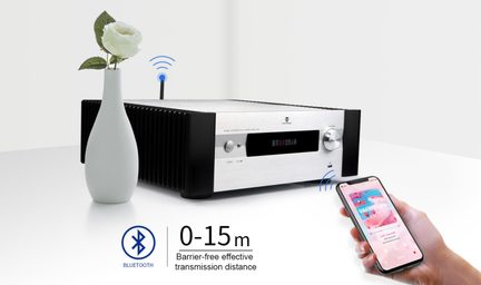 Sølvfarvet Hi-Fi Bluetooth stereo forstærker med trådløs antenne, tilsluttet en lydsmartphone, rækkevidde 0 til 15 m