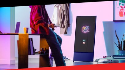 Samsung The Sero QE43LS05T neon blå TV, lodret skærm der viser 12:48, set forfra, let skråt vinkel