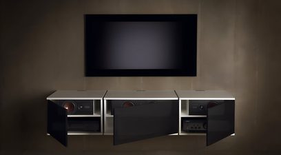 Mobile audio-video da parete Unnu Classic Series Modello 211 grande, bianco, ante in vetro nero aperte, tre moduli, vista frontale