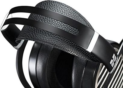 Otevřená hifi sluchátka Hifiman Ananda Stealth Magnet (V3) černá, pohled ze tříčtvrtečního zadního levého úhlu, hlavový most a mušle z kůže