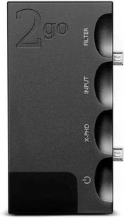 Chord Electronics 2 GO zwarte netwerk-audiospeler, vooraanzicht, 4 jackingangen, USB-poort, lcd-scherm, bedieningsknoppen