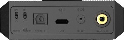 Convertidor de audio portátil FiiO Q7 negro de metal, vista trasera en primer plano que muestra dos interruptores BAT / DC y ON / OFF, un puerto óptico cuadrado, un puerto USB-C central, una toma de alimentación DC 12 V y una entrada coaxial con borde dorado