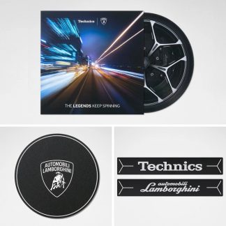 Draufsicht auf eine Vinyl-Schallplatte, einen runden schwarzen Plattenteller-Teppich mit weißem Logo und zwei schwarze Bänder mit weißen Aufschriften