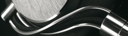 Nærbillede af hovedbøjlen og de sorte læderpuder på et åbent Bowers & Wilkins P5 hovedsæt, set fra siden