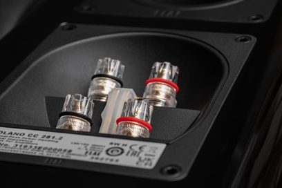 Elac Solano 2.0 CC281.2 centralhøjtaler i sort, bagpanel, fire metalterminaler med gennemsigtige hætter, tæt på