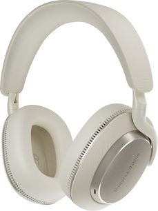 Açık bej renkli Bowers & Wilkins kablosuz kulaklık, mat plastikten yapılmış oval kapalı kulaklık kabukları, metalik fırçalanmış dış plaka ile kazınmış, kalın suni deri kulak pedleri ve dokulu yastıklı başlık, sağ ön üç çeyrek görünüm