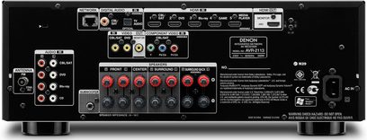 Černý domácí kino zesilovač Denon AVR-2113, přední strana, pohled zepředu, konektory a ovládací tlačítka, digitální displej