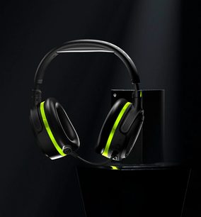 Audeze Penrose XBox hovedtelefoner i grøn og sort, trekvart venstre frontvisning, sort hovedbøjle og puder, grønne indlæg