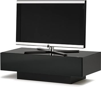 Rektangulært, blankt sort TV-møbel med glashylde, lukket base og fladskærm placeret ovenpå set forfra