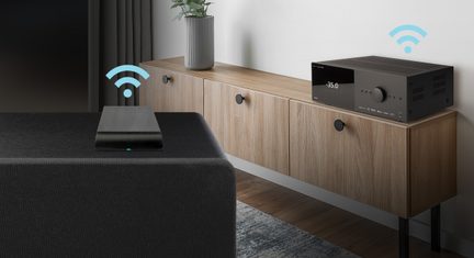 Un mobilier din lemn deschis cu 4 uși, un amplificator negru afișând "-35.0", o carcasă neagră și 2 pictograme de semnal Wi-Fi