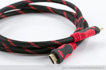 Klassisk sort og rød flettet HDMI-kabel, forgyldte HDMI-stik, oprullet i spiral på hvid baggrund