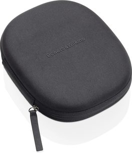 Bowers & Wilkins Px8 sort circumaural hovedtelefoner, set fra en trekvart bagfra vinkel i en sort transporttaske med lynlås