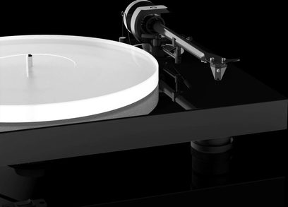 Hi-fi Pro-Ject X1 pladespiller i piano sort, lakeret sort finish, nærbillede fra 3/4 vinkel af pladedrejetallerken og tonarm