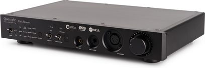 Schwarzer Questyle CMA Fifteen Hi‑Fi-Kopfhörervorverstärker in Dreiviertelansicht von vorne mit Klinken- und XLR-Eingängen sowie großem Drehregler