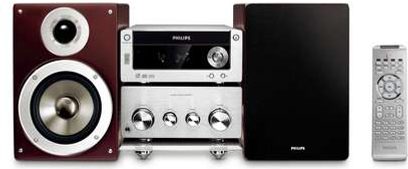 Philips MCM772 mini-stereoanlæg set forfra, træhøjttalere, CD-afspiller, sølvfarvet forstærker med knapper og skærm