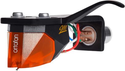 Porte cellule Ortofon 2M BRONZE Premounted, widok z boku, czarne ciało, przezroczysta pomarańczowa osłona przednia, kolorowe kable