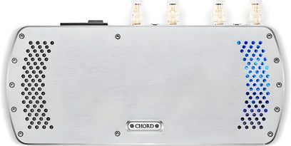 Amplificador de potencia de alta fidelidad Chord Electronics Etude plateado en aluminio cepillado, vista superior, paneles de ventilación perforados con iluminación azul y cuatro terminales chapados en oro en el borde superior