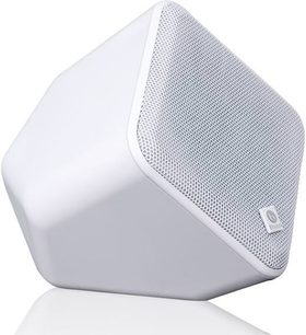 Hvid Boston Acoustics Soundware højttaler med afrundet kubisk form, grå metalrist på forsiden, set fra 3/4 forside