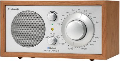 Namizni radio Tivoli Model One BT češnja srebrna, aluminijasta sprednja plošča z zvočnikom na levi in gumbom za uglaševanje na desni