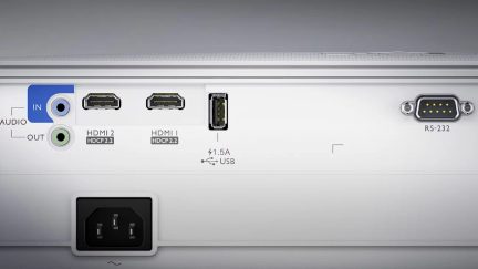 Lyd/video-tilslutninger med HDMI-, USB-, RS-232-porte og lyd-ind-/udgange på en hvid enhed