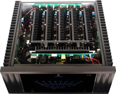 Multikanals effektforstærker Tonewinner AD7300 PA+ set ovenfra med åbent kabinet, sorte køleprofiler og synlige kredsløb