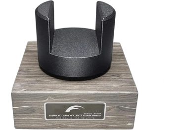 Must Franc Audio Accessories Cables Stand kaheastmeline must kaablihoidik, eestvaade puiduefektiga alusel