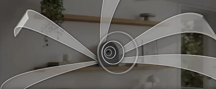 Tmavě šedý stropní ventilátor s překrývajícími se průhlednými lopatkami, čelní pohled v moderním interiéru