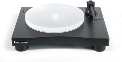 New Horizon 301 sort pladespiller, set forfra på hvid baggrund, hvid rund pladespiller, sort tonarm
