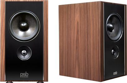 Par højtalere i boghyldestørrelse PSB Synchrony B600 i satineret valnød, sort front, med woofer og tweeter, vist forfra og i trekvartsprofil