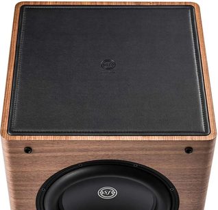 Subwoofer Sonus Faber Gravis II hnědý, černý horní panel a čelně umístěný reproduktor zblízka