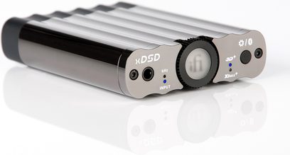 Bærbar iFi Audio xDSD sort og sølv lydkonverter, set ovenfra, med knapper, drejeknap og porte på siderne