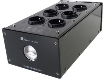 Чорний мережевий фільтр Bada LB-5600, 6 розеток, HiFi-фільтрація, вигляд зверху під невеликим кутом