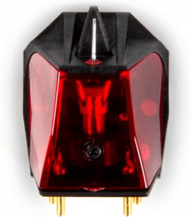 Testina fonocaptatrice di colore rosso vivo a forma di rombo, montata su un braccio di lettura nero opaco, vista frontale da vicino