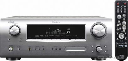 Denon AVR-2308 zilveren home cinema-versterker, vooraanzicht, blauwe LCD-display, zilveren knoppen en draaiknoppen, aansluitingen op de voorkant