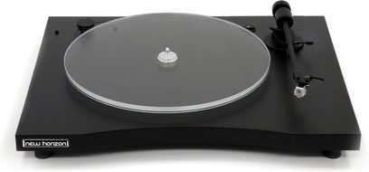 New Horizon 101 sort pladespiller set oppefra, cirkulær sølvfarvet pladespiller, sort tonarm, på rektangulær sort mat sokkel