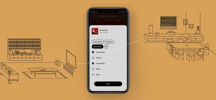 Smartphone med app för smarta hemkontroll som visar rum och en "Play"-knapp, mot en bakgrund med möbelmönster