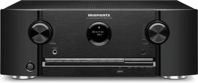 Marantz SR5015DAB sort hjemmebiografsforstærker, set forfra, sort front med knapper og blå skærm, der viser "Blu-ray"