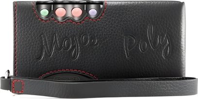 Chord Electronics Mojo 2 + Poly svart lærveske med 4 fargede knapper, røde sømmer og opphøyd "Mojo Poly"-inskripsjon