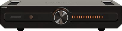 Integrovaný stereo hi-fi zesilovač Roksan CASPIAN 4G streaming v černé barvě, pohled zepředu, obdélníkový tvar, středové kulaté stříbrné tlačítko, oranžové světelné indikátory, viditelné nožky dole