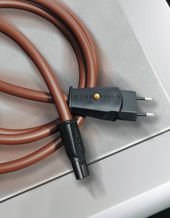 Strømkabel Wireworld Mini Electra 10 Power, brun finish, sorte stik, nærbillede rullet sammen på lys overflade