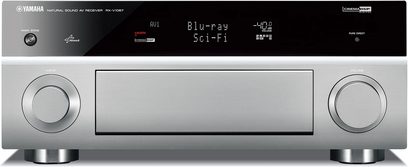 Yamaha RX-V1067 sort audio-/videforstærker, front med blå LCD-skærm, sølvfarvede knapper og drejeknapper