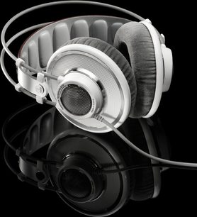 AKG K701 hvid hovedtelefon, set fra venstre profil, med ovale ørepuder og metalrist over ørekoppen