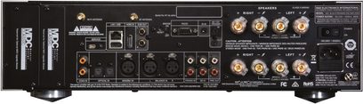 Bagside af NAD M33v2 sort metal stereo integreret hi-fi-forstærker, rektangulært chassis med forgyldte højttalerterminaler, XLR- og RCA-stik, Ethernet-, HDMI-, USB-porte og strømstik