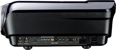 Mitsubishi HC9000DA sort videoprojektor, set bagfra, med HDMI- og VGA-stik, USB- og RS-232-porte, trigger-indgang/udgang
