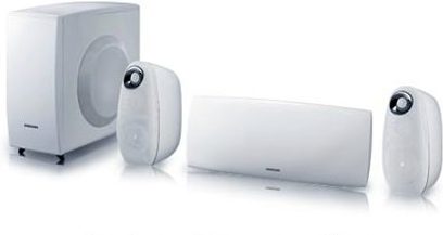 Hvide Samsung HT-A100 højttalere og subwoofer set forfra på hvid baggrund