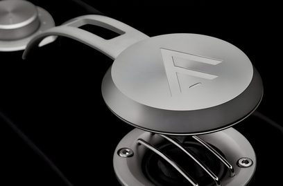 Super-tweeter Fyne Audio SuperTrax v černé barvě se stříbřeným kovem, gravírované logo, mřížka, šikmý pohled, lakovaný černý podstavec