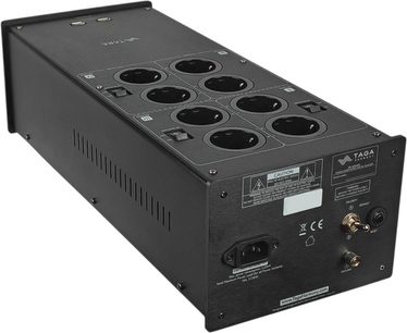 Strømrenser Taga Harmony PC-8000DC sort, set fra vinkel, 8 runde stik, 2 USB-porte, afbrydere, ventilerede sidepaneler
