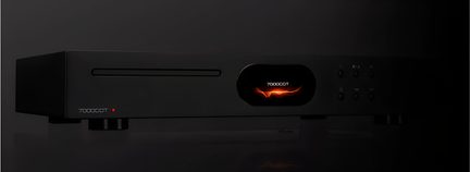 Un dispositivo negro rectangular con una pantalla central que muestra "7000CDT", una ranura a la izquierda y botones a la derecha