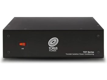 Conditionneur secteur Torus Power TOT MINI noir rectangulaire avec boîtier noir, logo blanc, interrupteur rouge et texte blanc